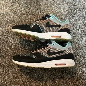 Good condition womens Nike shoes. Size 8.5